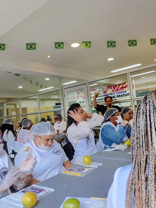 Participantes reunidas em sala durante o curso de manicure e pedicure