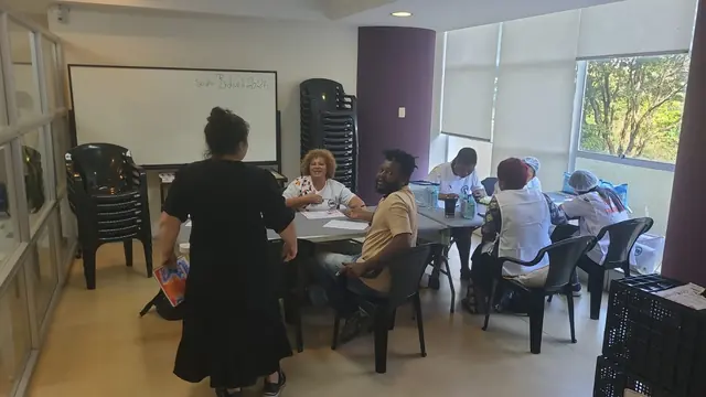 Participantes praticando técnicas durante aula do curso