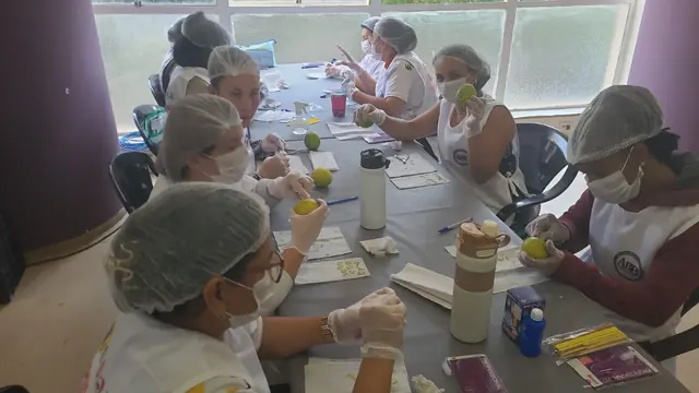 Participantes durante exercício prático do curso de manicure e pedicure