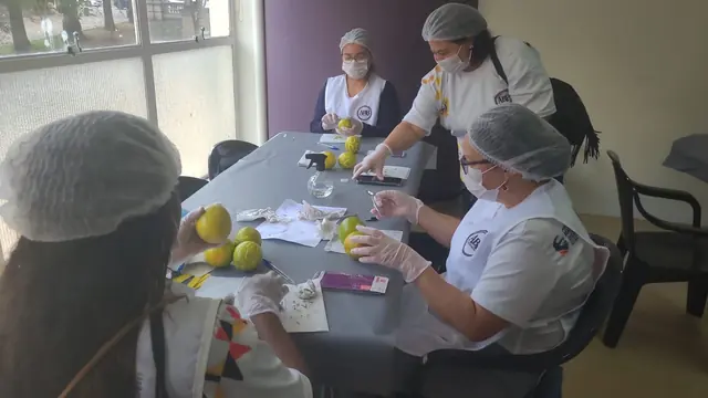 Atividade em grupo durante o curso de qualificação profissional
