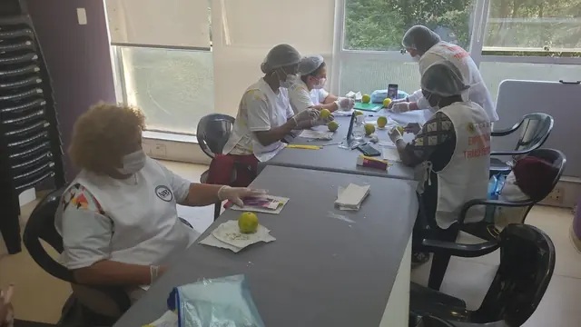 Participantes acompanhando explicação durante a aula
