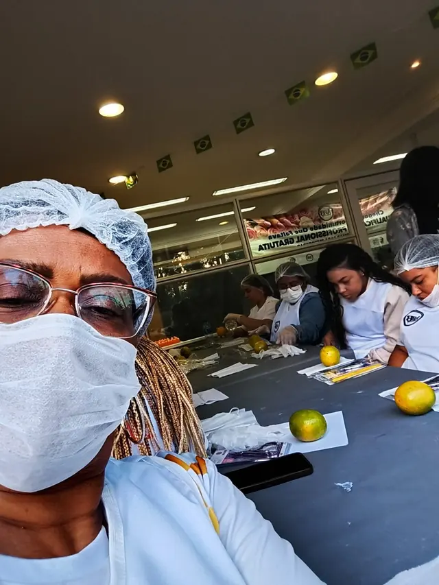 Participantes durante atividade prática em sala de aula