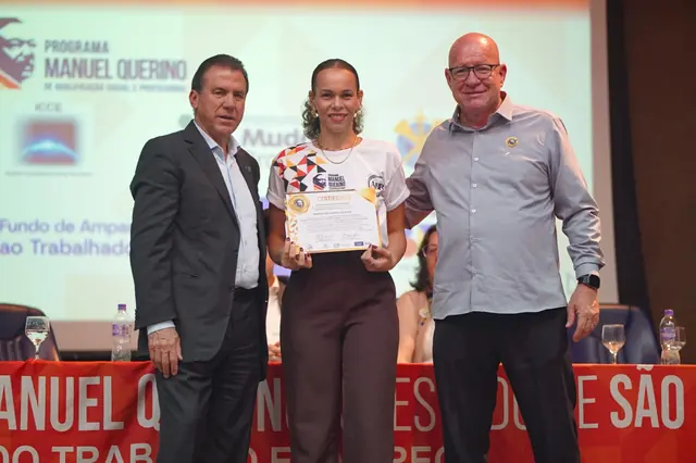 Entrega de certificado de qualificação profissional