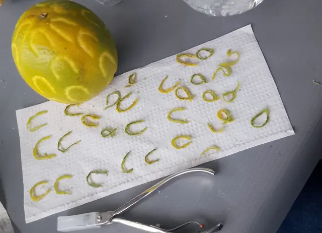Detalhe de atividade prática do curso de manicure e pedicure