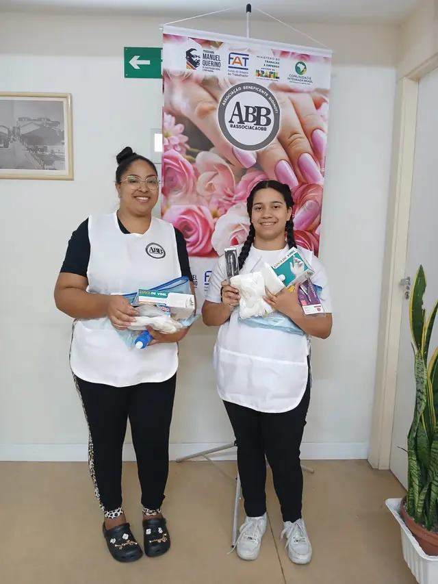 Participantes com os kits de manicure e pedicure recebidos