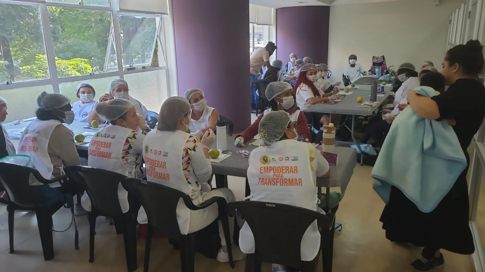 Participantes reunidas durante atividade do curso de manicure e pedicure