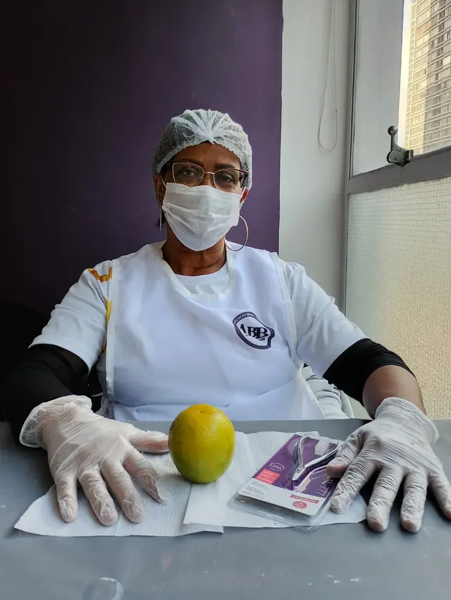 Participante realizando exercício prático de manicure