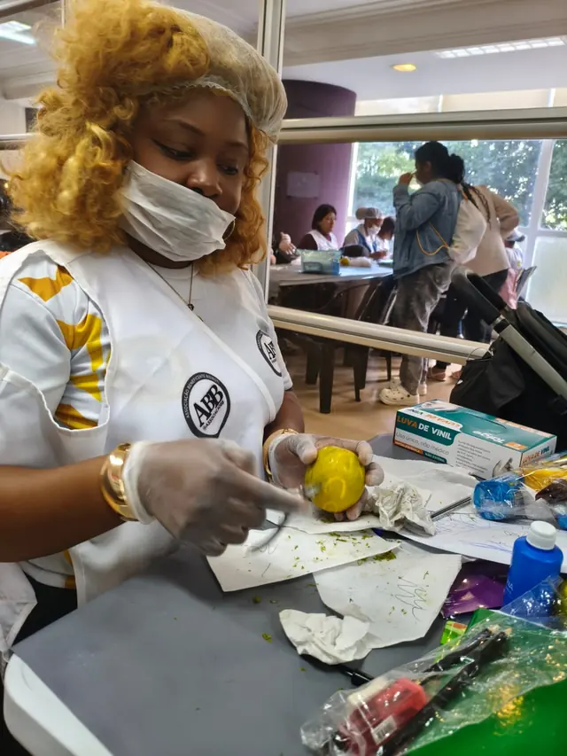 Atividade prática de manicure com uso de materiais profissionais