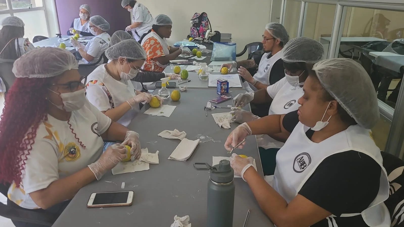 Participantes em atividade prática do curso de manicure e pedicure